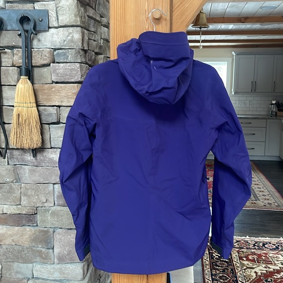 ARC’TERYX, women’s purple Gore-Tex Pro, Size M - Picture 2 of 9